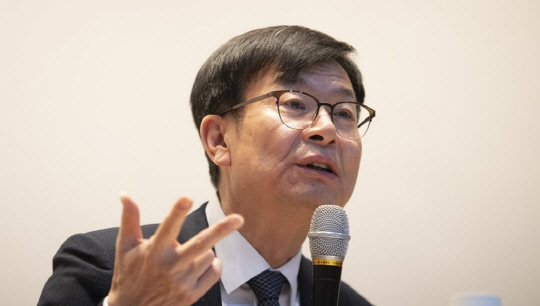 김상조(사진) 청와대 정책실장이 8일 한 라디오프로그램에 출연해 필요시 모든 부동산 안정화 정책을 풀 가동할 생각이라고 밝혔다.<연합뉴스>